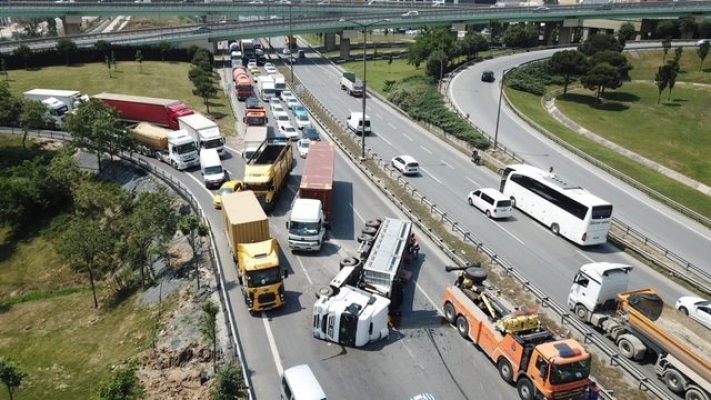 Basın Ekspres Yolu'nda kamyon devrildi! 2 şerit trafiğe kapandı!