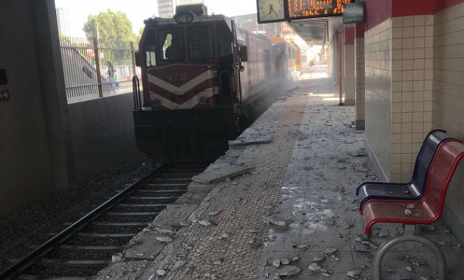 Yolcu treninin açık unutulan merdiveni istasyona zarar verdi ve 1 yolcu yaralandı!