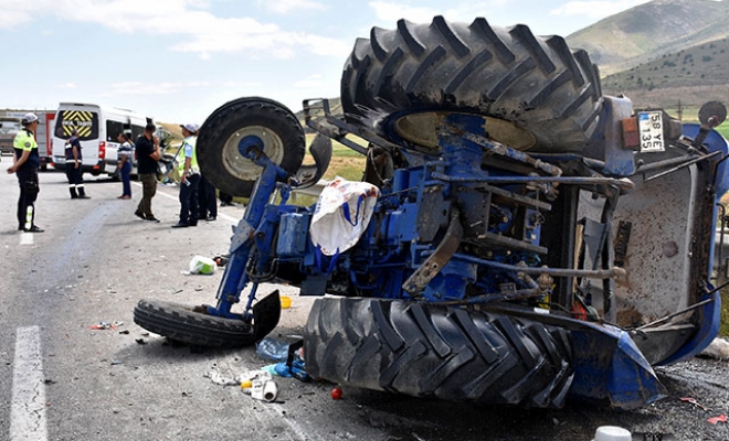Minibüs işçileri taşıyan traktöre çarptı: Çok sayıda yaralı var
