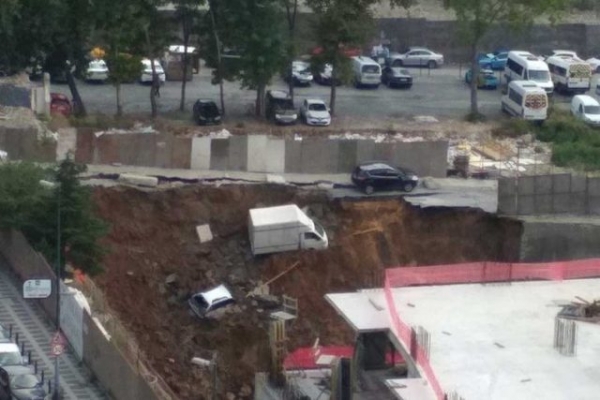 Ümraniye'de istinat duvarı çöktü! Olay yerine itfaiye ve polis ekipleri sevk edildi