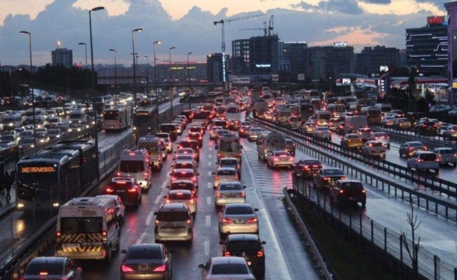 İstanbul’un Hızını Ölçtüler: Trafikte Kalmak İstanbulluya Pahalıya Mâl Oluyor