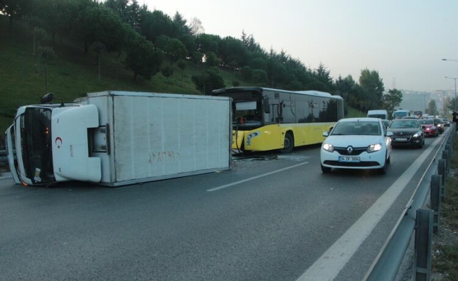 Kağıthane'de İETT otobüsü kamyonete çarptı: 1 yaralı