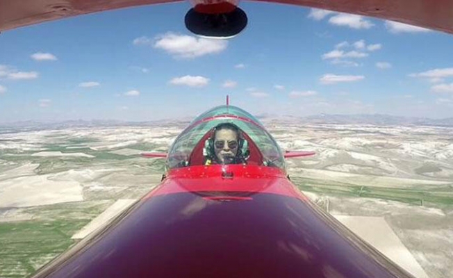 Kadın akrobasi pilotu 23 Nisan'da çocuklar için havalandı