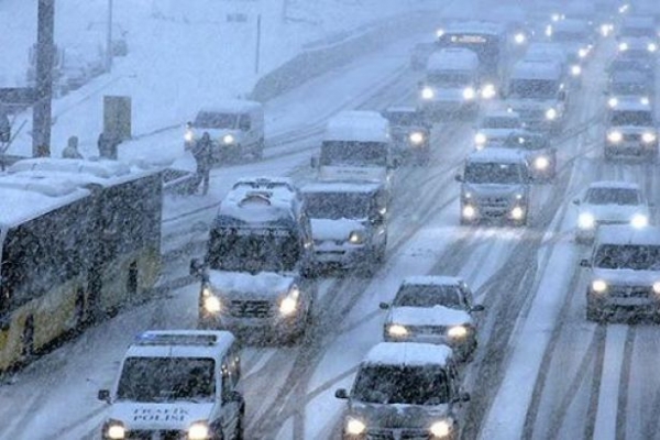 Trafik durma noktasında... İstanbul'da kar şiddetini artırdı, uyarı geldi