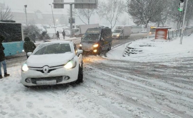 İstanbul'da kar bir anda bastırdı, araçlar yolda kaldı!