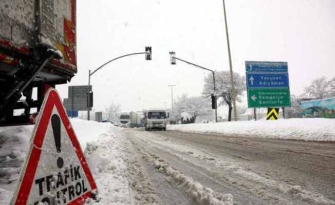Yoğun kar yağışı Türkiye'yi terk etmiyor! 32 kentte alarm... TAG Otoyolu ulaşıma kapandı