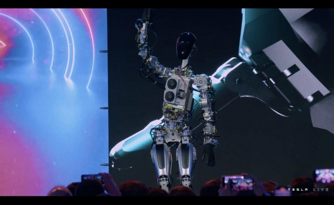 Tesla, insansı robotu Optimus’u tanıttı.
