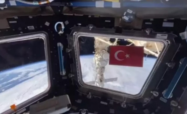 Rus kozmonot uzayda Türk bayrağı açtı