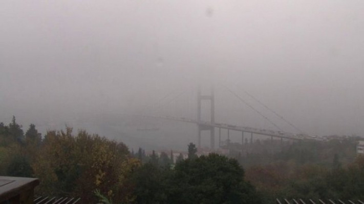 İstanbul sis altında! 15 Temmuz Şehitler Köprüsü sise gömüldü.