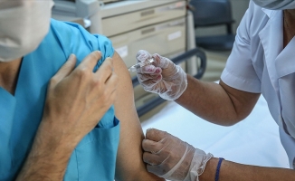 Sağlık çalışanları için koronavirüs aşısı randevu sistemi açıldı
