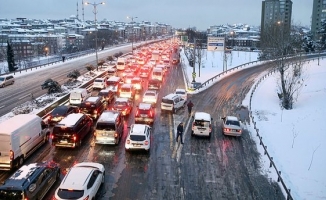 İstanbul kara teslim! Yollar kapandı, araçlar mahsur kaldı... Özel araçların trafiğe çıkması yasaklandı