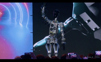 Tesla, insansı robotu Optimus’u tanıttı.