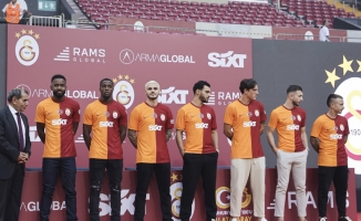 Galatasaray’da yeni transferler için imza töreni düzenlendi
