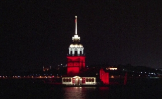 Kız Kulesi, Türk bayrağı ile ışıklandırıldı.